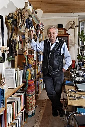 Peter Bichsel in his writing studio in Solothurn. He calls it "warehouse" because it's where he keeps his memorabilia. Peter Bichsel in his writing studio in Solothurn. He calls it "warehouse" because it's where he keeps his memorabilia.