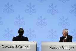 Oswald J. Grübel, CEO der Schweizer Bank UBS, links, und Kaspar Villiger, Präsident des Verwaltungsrats der Schweizer Bank UBS, rechts, nehmen an der Generalversammlung der UBS in der St. Jakobshalle in Basel, Schweiz, teil Oswald J. Grübel, CEO der Schweizer Bank UBS, links, und Kaspar Villiger, Präsident des Verwaltungsrats der Schweizer Bank UBS, rechts, nehmen an der Generalversammlung der UBS in der St. Jakobshalle in Basel, Schweiz, teil