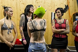 Kandidatinnen zeigen ihre Tattoos an der Miss Tattoo Wahl in Winterthur am Sonntag, 13. November 2011. An den "Taettu Days" in Winterthur findet erstmals in der Schweiz eine Miss Tattoo Wahl Kandidatinnen zeigen ihre Tattoos an der Miss Tattoo Wahl in Winterthur am Sonntag, 13. November 2011. An den "Taettu Days" in Winterthur findet erstmals in der Schweiz eine Miss Tattoo Wahl