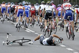 L'italiano Daniele Bennati del team Leopard Trek è caduto durante la prima tappa (una corsa di 172,6 km da Martigny a Leysin) del 65° Tour de Romandie, corsa ciclistica UCI ProTour, nei pressi di Aigle, in Svizzera. L'italiano Daniele Bennati del team Leopard Trek è caduto durante la prima tappa (una corsa di 172,6 km da Martigny a Leysin) del 65° Tour de Romandie, corsa ciclistica UCI ProTour, nei pressi di Aigle, in Svizzera.