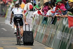JAHRESRUECKBLICK 2011 - SCHWEIZ - Un cycliste non identifié avant le prologue, une course de 3,0 km contre la montre, lors de la 65e course cycliste UCI ProTour du Tour de Romandie à Martigny, en Suisse, mardi, JAHRESRUECKBLICK 2011 - SCHWEIZ - Un cycliste non identifié avant le prologue, une course de 3,0 km contre la montre, lors de la 65e course cycliste UCI ProTour du Tour de Romandie à Martigny, en Suisse, mardi,