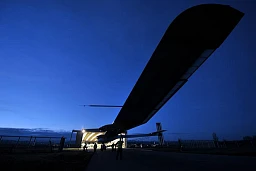 L'aereo sperimentale "Solar Impulse" è pronto a decollare con il pilota collaudatore tedesco Markus Scherdel dalla base aerea di Payerne, in Svizzera, il 6 aprile 2011 per il primo test di volo. L'aereo sperimentale "Solar Impulse" è pronto a decollare con il pilota collaudatore tedesco Markus Scherdel dalla base aerea di Payerne, in Svizzera, il 6 aprile 2011 per il primo test di volo.