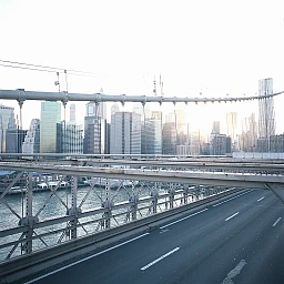 Die Lücke in der Skyline wo die Türme bis zum 11. September 2001 standen, sicht von der Brooklynn Bridge. New York, NY, USA, 2011