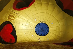 Le prime mongolfiere vengono gonfiate nei pressi dell'Arve Le prime mongolfiere vengono gonfiate nei pressi dell'Arve