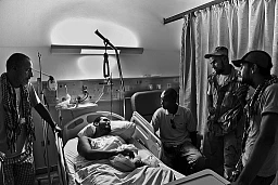 Un gruppo di guerriglieri libici visitano in ospedale un loro compagno ferito negli scontri. Tripoli , Libia.
