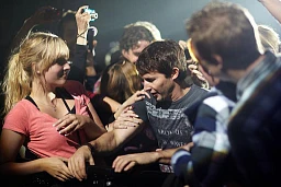 James Blunt se fraye un chemin à travers le public jusqu&#39;à la scène