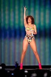 Rhianna durante il suo tour "Loud" in visita all'Hallenstadion Rhianna durante il suo tour "Loud" in visita all'Hallenstadion