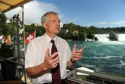 La sorpresa è perfetta: Thomas Minder, imprenditore di Neuhausen, padre dell&#39;iniziativa contro le truffe e sostenitore della Swissness, si candida finalmente al Consiglio degli Stati.