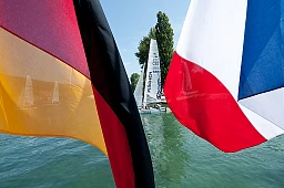 01 - Mitten in den Nationen Flaggen, ein Tornado