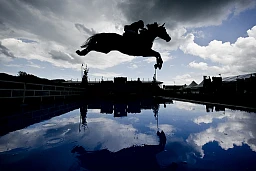 Un cavalier saute avec son cheval au Grand Prix Longines de Suisse lors du tournoi de saut d'obstacles CSIO de Saint-Gall, le dimanche 5 juin 2011. (KEYSTONE/Ennio Leanza) Un cavalier saute avec son cheval au Grand Prix Longines de Suisse lors du tournoi de saut d'obstacles CSIO de Saint-Gall, le dimanche 5 juin 2011. (KEYSTONE/Ennio Leanza)