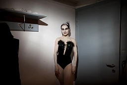 Compétition de pole dance "Aerial Pole International" au Theater National à Berne. ici, dans sa loge, Elena Gibson jurée et pole danseuse et enseignante à Londres