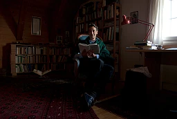 Peter Hüseyin Cunz in his library Peter Hüseyin Cunz in his library