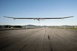 L'aereo solare, il Solar Impulse HB-SIA di Bertrand Piccard e André Borschberg, sta effettuando gli ultimi test di volo prima del primo volo in Europa, collegando Payerne (Svizzera) e L'aereo solare, il Solar Impulse HB-SIA di Bertrand Piccard e André Borschberg, sta effettuando gli ultimi test di volo prima del primo volo in Europa, collegando Payerne (Svizzera) e