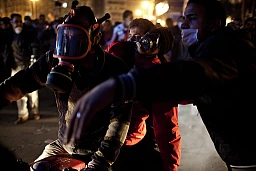 Il Cairo, 23.11.2011. I manifestanti portano via un ferito da via Mohamed Mahmoud dopo i violenti scontri tra le forze di sicurezza e i manifestanti in piazza Tahrir al Cairo. Foto di Pascal Mora/Pixs