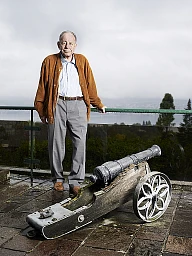 Nikolaus Senn, 84 ans, devant son canon à sa résidence de Herrliberg