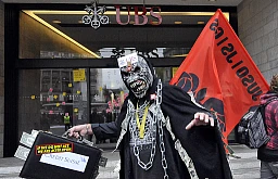 Proteste in tutto il mondo contro il potere delle banche