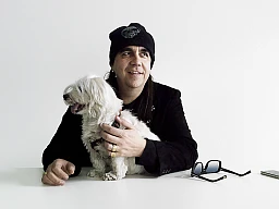 Mike Shiva, diseur de bonne aventure, avec Wan Chai (Candy Heart), chiot maltais.