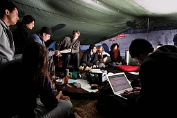 Ginevra, 27 ottobre 2011. Gli indignati di Ginevra campeggiano nel Parco dei Bastioni, nel centro città, di fronte al Muro dei Riformatori e al Muro di Calvino. Internet, sempre. Ginevra, 27 ottobre 2011. Gli indignati di Ginevra campeggiano nel Parco dei Bastioni, nel centro città, di fronte al Muro dei Riformatori e al Muro di Calvino. Internet, sempre.