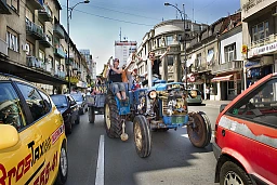 Niš 11.08.2011 - Nišville Jazzfestival. Zum Auftakt des Jazzfestival faehrt die Band auf einem Traktor spielend durch die Strassen von Niš.  Balkantournee des Schweizer Blaskapelle Traktorkestar. Niš 11.08.2011 - Nišville Jazzfestival. Zum Auftakt des Jazzfestival faehrt die Band auf einem Traktor spielend durch die Strassen von Niš.  Balkantournee des Schweizer Blaskapelle Traktorkestar.