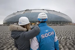 Vista del Palazzo del Ghiaccio Bolshoi durante un tour mediatico al Cluster Costiero dei Giochi Olimpici di Soc Vista del Palazzo del Ghiaccio Bolshoi durante un tour mediatico al Cluster Costiero dei Giochi Olimpici di Soc