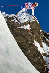 Beat Feuz aus der Schweiz rast den Hundschopf hinunter während der Herren Ski-Weltcup-Abfahrt o