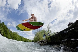 Surfer Rowan Aish surft die stehende Welle in Bremgarten Surfer Rowan Aish surft die stehende Welle in Bremgarten