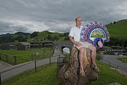 450 heures de travail : Hans Konrad Frischknecht avec un chapeau de Père Noël devant le village de vacances Reka. 450 heures de travail : Hans Konrad Frischknecht avec un chapeau de Père Noël devant le village de vacances Reka.