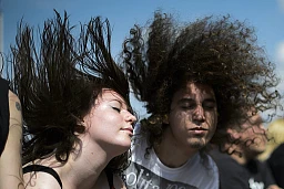 Gli appassionati di heavy metal applaudono durante il terzo festival di musica heavy metal Sonisphere a Yverdon, in Svizzera,
