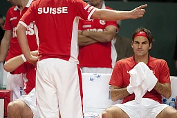 Le capitaine de l'équipe suisse de Coupe Davis, Severin Luethi, à gauche, s'entretient avec le joueur de tennis suisse de Coupe Davis, Roger F