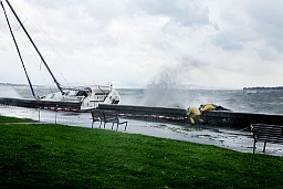Tempête 01-Des pompiers luttent pour sauver un bateau de la dérive. Tempête 01-Des pompiers luttent pour sauver un bateau de la dérive.