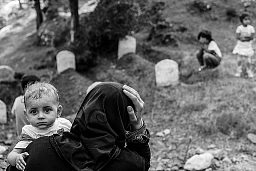 Une réfugiée syrienne avec son enfant dans un cimetière du côté turc de la frontière avec la Syrie, 