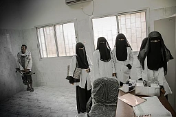 Un groupe de médecins yéménites se prépare pour une réunion de travail. Dans un coin, l&#39;escorte armée.