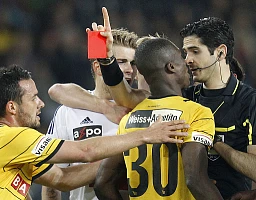 Pascal Doubai con l'arbitro Adrien Jacottet Pascal Doubai con l'arbitro Adrien Jacottet