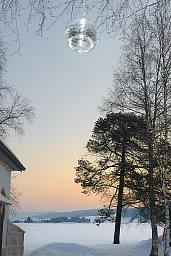 La Brévine 03.02.2012 - Morgendaemmerung. Sicht vom Dorfplatz an der Kirche vorbei auf das Va