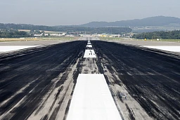 Piste 28-10. Gummiabrieb am Landepunkt der von Osten anfliegenden Flugzeuge auf der Piste. Piste 28-10. Gummiabrieb am Landepunkt der von Osten anfliegenden Flugzeuge auf der Piste.