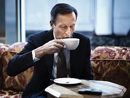 (1) Novartis Chef Daniel Vasella trinkt im Novartis Campus in Basel kurz nach der bekanntgabe seines