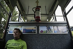 Der 33-jaehrige Basejumper Bruno Waelli auf dem Weg auf den Hinterrugg zum Exit "Sputnik". Der 33-jaehrige Basejumper Bruno Waelli auf dem Weg auf den Hinterrugg zum Exit "Sputnik".