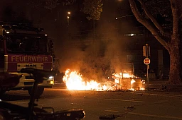 Von linksautonomen Chaoten entzündete Abfallcontainer und Baustellenmaterial vor der Berner Sch