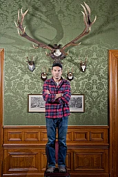 Jean-Stéphane Bron dans la salle de chasse du restaurant Au Premier de la gare centrale de Zurich. Jean-Stéphane Bron dans la salle de chasse du restaurant Au Premier de la gare centrale de Zurich.