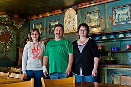 La famiglia Speck (Ramona, Roman e Monika da sinistra) nel loro Gasthof Krone