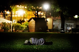 Ginevra, 16 agosto 2013. Un senzatetto dorme nel Parc des Bastions. © Magali Girardin.