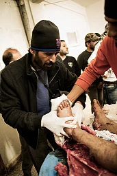 Dr. Abdulmalik Al Fannad bei der Arbeit in der verlassenen Schule im Dorf Muhassan Dr. Abdulmalik Al Fannad bei der Arbeit in der verlassenen Schule im Dorf Muhassan