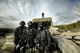 Entrainement du groupe d&#039;intervention de la police, attente d&#039;un hélicoptère