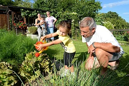 Three generations. Francesco and Hanna Schweizer have been tending their garden for 27 years. Their daughter