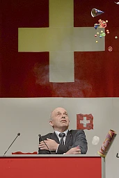 Foto von Ueli Maurer mit Tischbombe