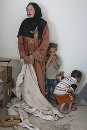 Khloud 30 ans et deux de ses 6 enfants ont fui la ville de Homs. Ils vivent dans la plus grande pr&e Khloud 30 ans et deux de ses 6 enfants ont fui la ville de Homs. Ils vivent dans la plus grande pr&e