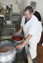 Ueli Zollinger mescola il sangue con il latte Ueli Zollinger mescola il sangue con il latte