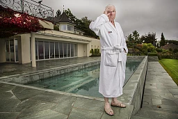Christoph Blocher davanti alla sua villa a Herrliberg ZH. Christoph Blocher davanti alla sua villa a Herrliberg ZH.