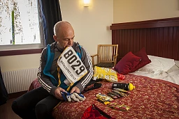 Ueli Maurer si prepara per la Vasaloppet nella sua camera d'albergo a Mora, in Svezia. Ueli Maurer si prepara per la Vasaloppet nella sua camera d'albergo a Mora, in Svezia.