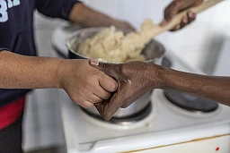 Gemeinsam Mittagessen vorbereiten